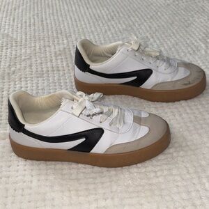 👟 EUC DV by Dolce Vita White & Black Sneakers – Women’s Size 7